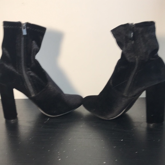 Forever, Women’s Size 6 Black with Red Roses Faux Suede Embroidered Heeled Boots - Picture 8 of 10